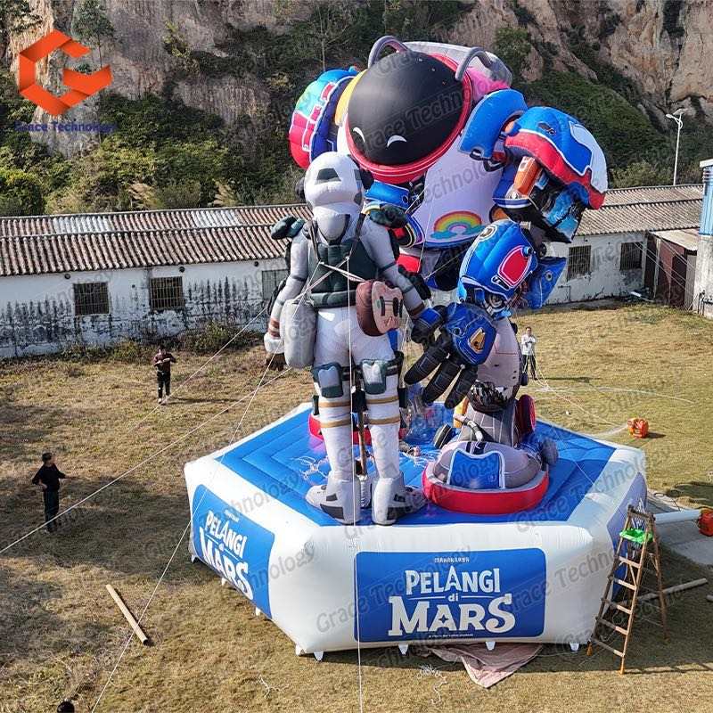 Custom Inflatable Movie Character Models Giant Inflatable Robot Spaceman Balloon